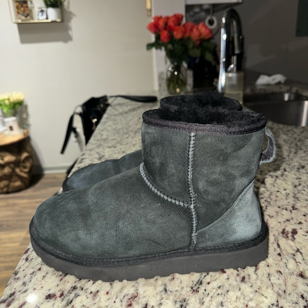Ugg Minis Size 10